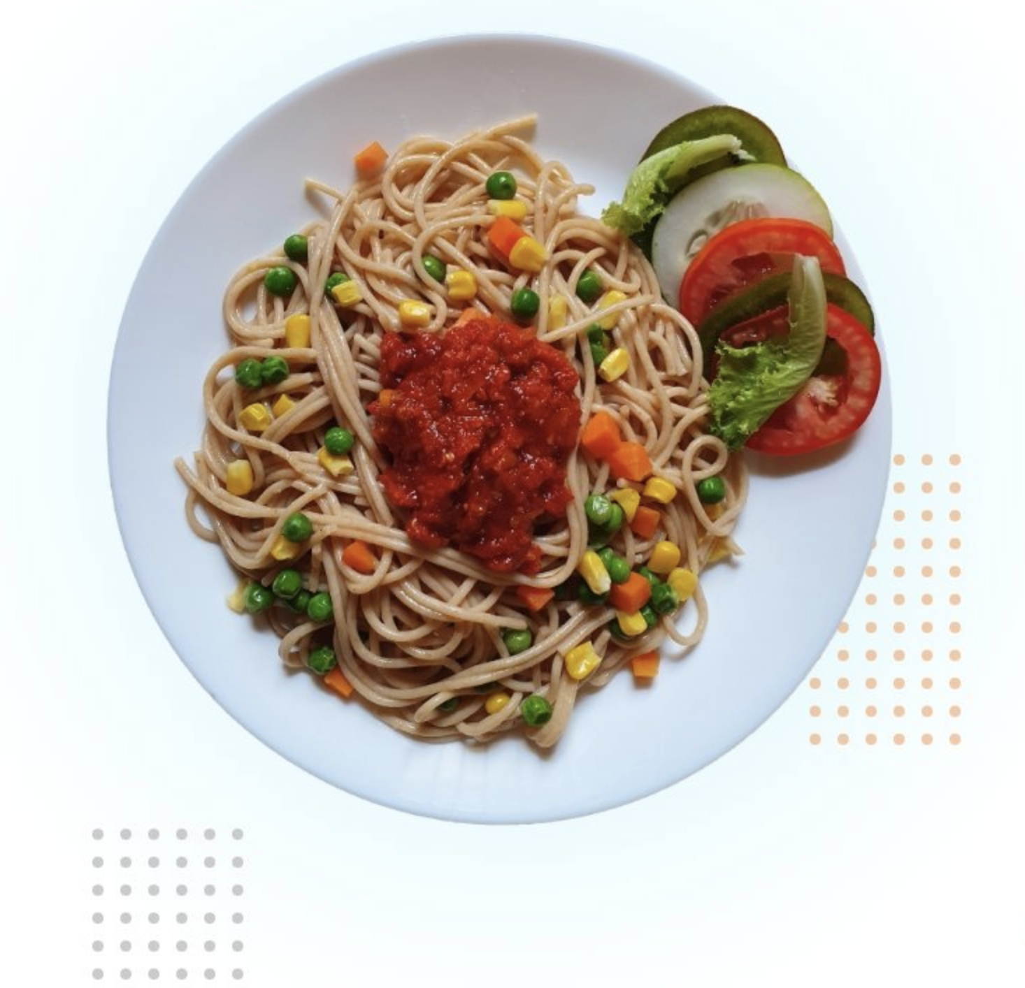 plato de pasta con salsa y vegetales